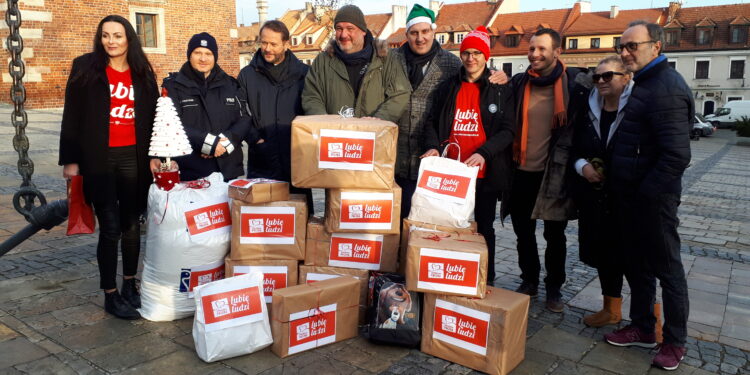 Sandomierz: Ekipa „Ojca Mateusza” przygotowała „Szlachetną Paczkę”.