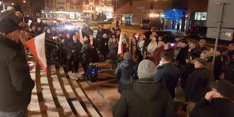Tarnobrzeg. Protest przed sądem.