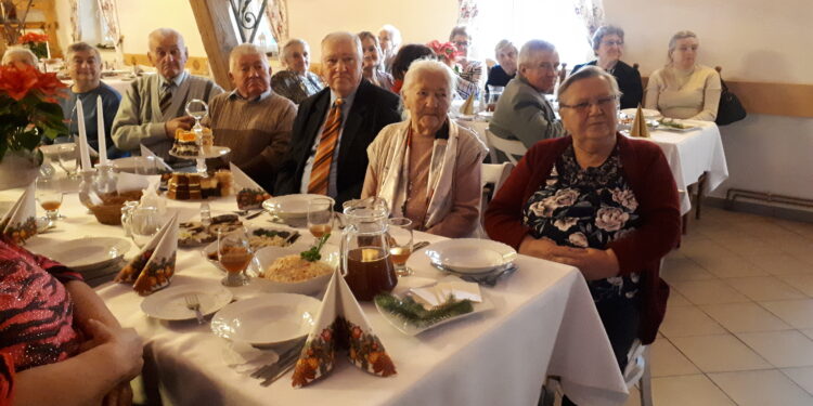 Obrazów: Spotkanie opłatkowe dla samotnych, starszych i niepełnosprawnych.