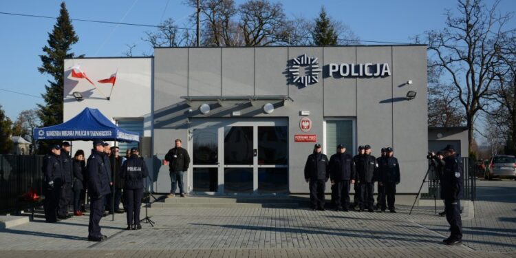 Baranów Sandomierski: Zmodernizowany posterunek i nowe radiowozy dla policjantów