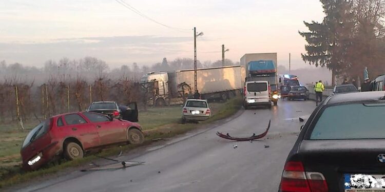Obrazów: Źle wyprofilowana droga jedną z przyczyn kolizji ośmiu pojazdów?