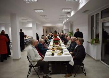 Sandomierz: Przy stole z bezdomnymi i samotnymi.