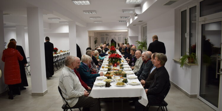 Sandomierz: Przy stole z bezdomnymi i samotnymi.