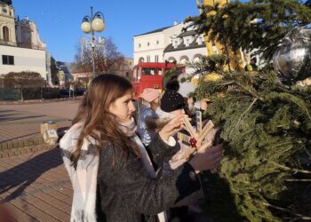 Tarnobrzeg: Dekorowali choinkę na Placu Bartosza Głowackiego