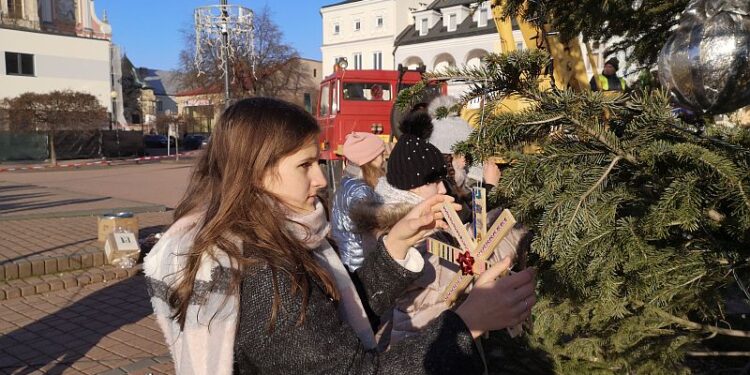 Tarnobrzeg: Dekorowali choinkę na Placu Bartosza Głowackiego
