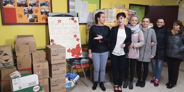 Tarnobrzeg: Dekorowali choinkę na Placu Bartosza Głowackiego