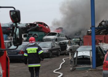 Grębów: Pożar na złomowisku w Stalach