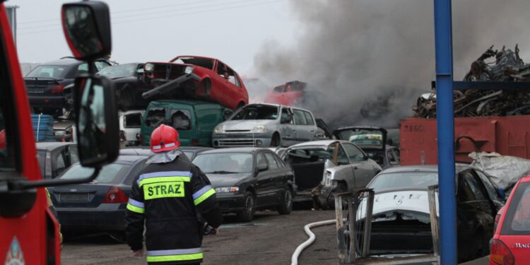 Grębów: Pożar na złomowisku w Stalach