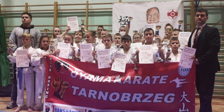 Padew Narodowa: Pokaz zdolności karate