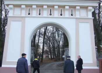 Grębów: Odnowiono bramę wjazdową do Specjalnego Ośrodka Szkolno Wychowawczego