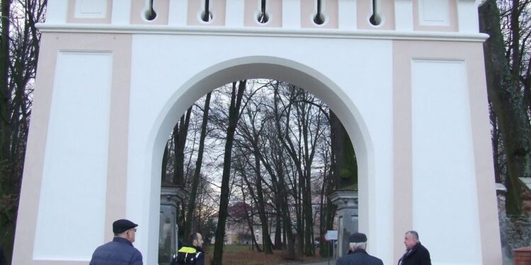 Grębów: Odnowiono bramę wjazdową do Specjalnego Ośrodka Szkolno Wychowawczego