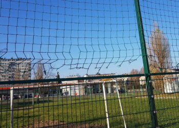 Mielec: Dziurawe piłkochwyty.