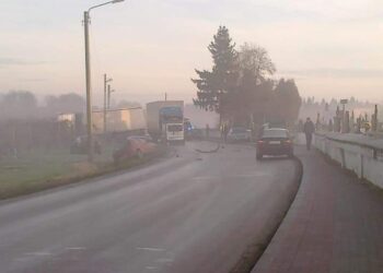 Obrazów: Zderzenie pojazdów, kobieta ciężarna w szpitalu.