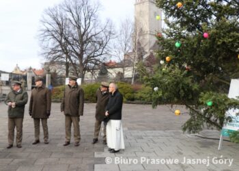 Jasna Góra: Choinka od ostrowieckich leśników.