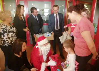 Sandomierz: Święty Mikołaj odwiedził dzieci w szpitalu.