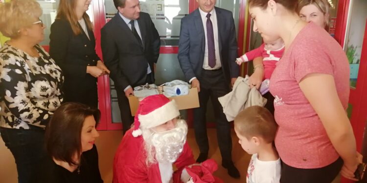 Sandomierz: Święty Mikołaj odwiedził dzieci w szpitalu.