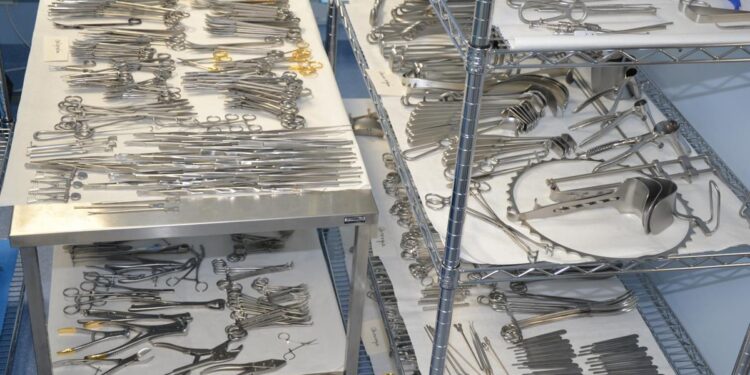 Stalowa Wola: Stalowowolski szpital z nowymi narzędziami na blok operacyjny i karetką