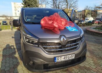 Grębów: Nowy samochód dla Specjalnego Ośrodka Szkolno Wychowawczego