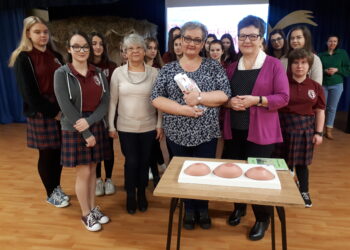 Sandomierz: Sandomierskie amazonki edukują młodzież.