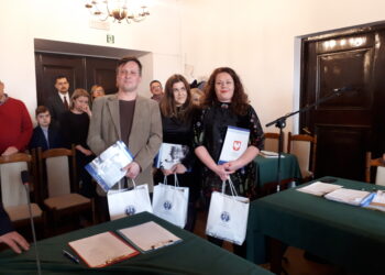 Sandomierz: Władze miasta uhonorowały pracowników Centrum Informacji Turystycznej.