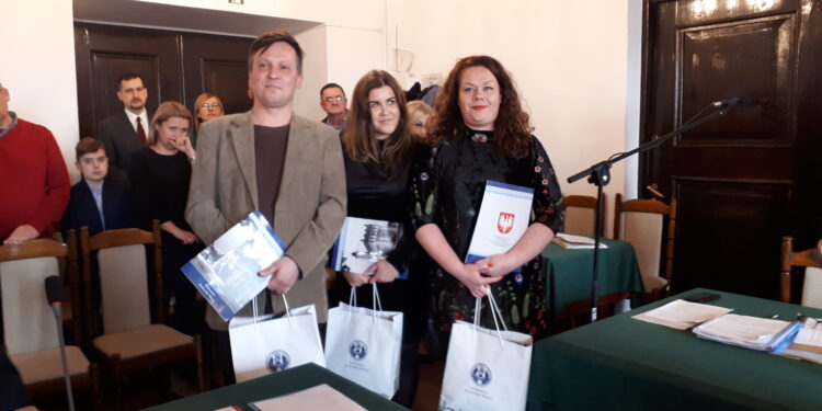 Sandomierz: Władze miasta uhonorowały pracowników Centrum Informacji Turystycznej.