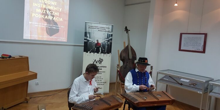 Tarnobrzeg. Ludowe instrumenty muzyczne Podkarpacia na wystawie w bibliotece.