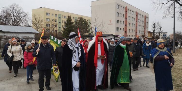 Nowa Dęba. Orszak Trzech Króli przeszedł ulicami miasta