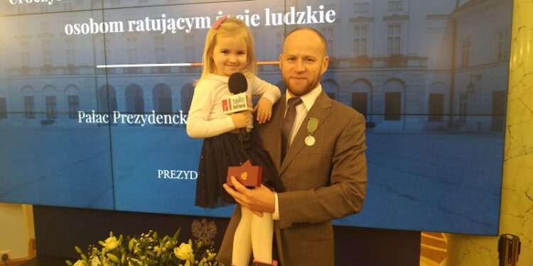 Polska. Nauczyciel WF-u z tarnobrzeskiego Górnika odznaczony Medalem za Ofiarność i Odwagę