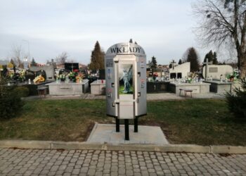 Sandomierz: Zniczomat na cmentarzu.