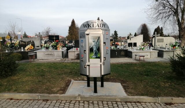 Sandomierz: Zniczomat na cmentarzu.