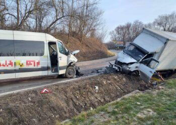 Dębiany, Obrazów:  Zderzenia busa z ciężarówką.