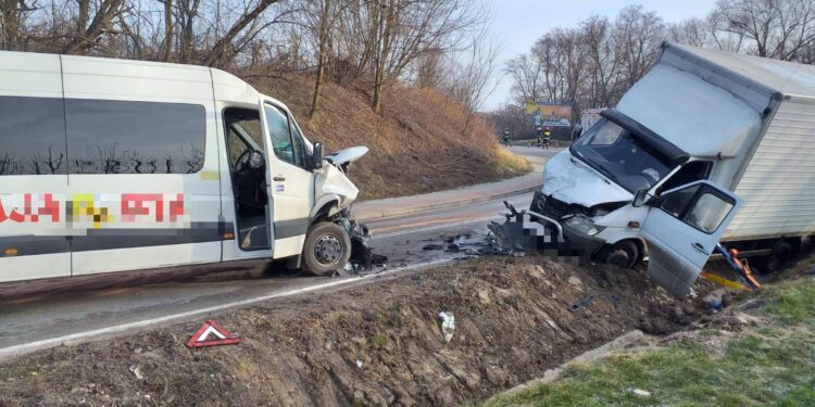 Dębiany, Obrazów: Zderzenia busa z ciężarówką.