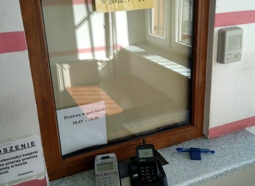 Sandomierz: Terminal płatniczy w kasie PGKiM.