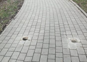 Tarnobrzeg. Nie ma słupków na deptaku.