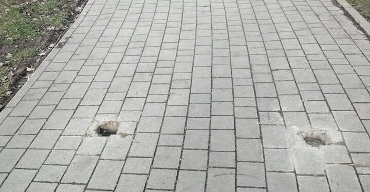 Tarnobrzeg. Nie ma słupków na deptaku.