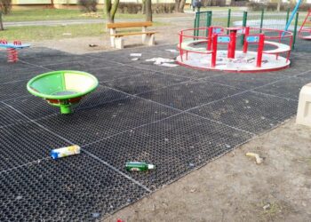 Tarnobrzeg. Wandale uszkodzili plac zabaw.