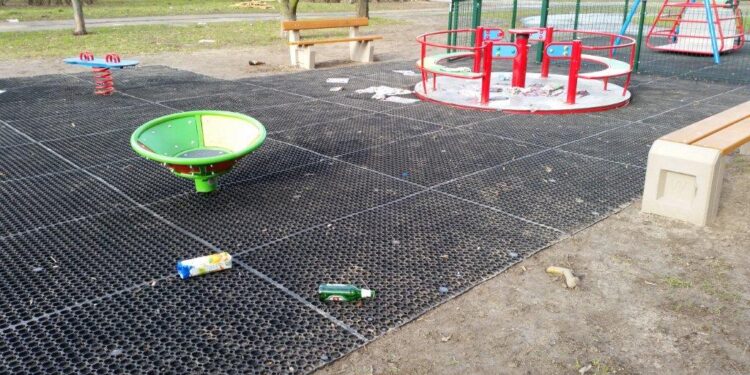 Tarnobrzeg. Wandale uszkodzili plac zabaw.