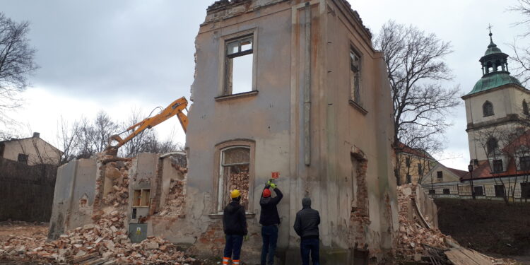 Sandomierz: Rozebrano budynek przy Zamkowej 5. Powstanie hotel.