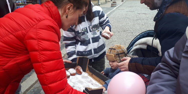 Sandomierz: Sto pączków na tłusty czwartek.