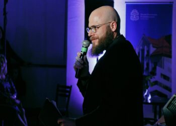 Sandomierz: Rozmowa z dyrektorem Muzeum Okręgowego Dominikiem Płazą o podróży w przeszłość dzięki fotograficznemu projektowi.