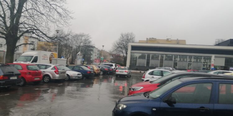 Sandomierz: Nowe zasady parkowania pod starostwem.