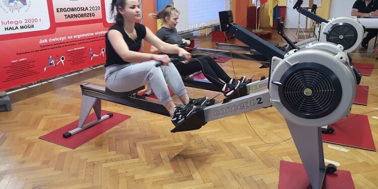 Tarnobrzeg. Uczniowie rywalizowali na ergometrze wioślarskim