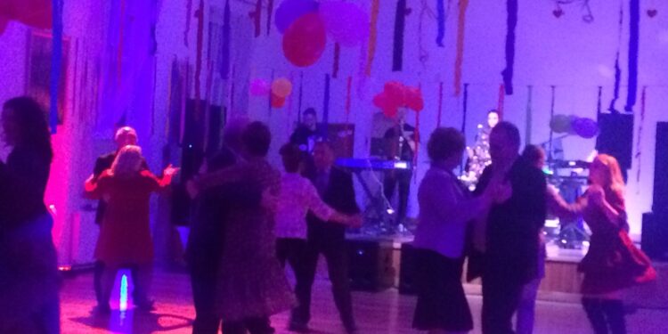 Koprzywnica: Walentynkowa potańcówka w klimacie lat 70, 80 i 90-ych.