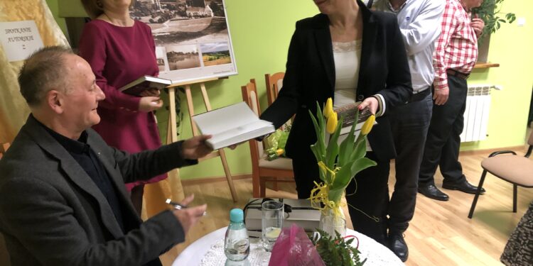 Klimontów: Promocja książki Andrzeja Boryckiego 'Trudne lata, piękne dni’.