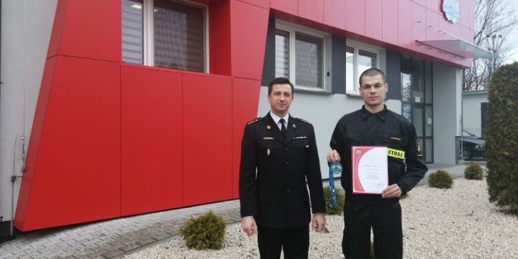 Sandomierz, Gdynia: Damian Noga z PSP w Sandomierzu wicemistrzem Polski w biegach w IX Pomorskim Biegu Strażaków.