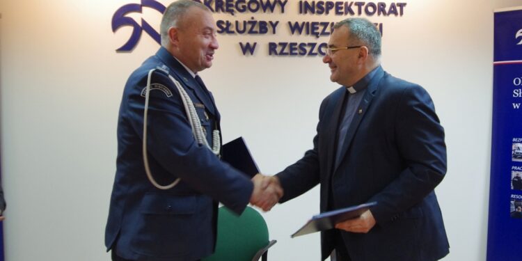 Stalowa Wola, Rzeszów: Służba Więzienna podpisała porozumienie o współpracy z Caritasem