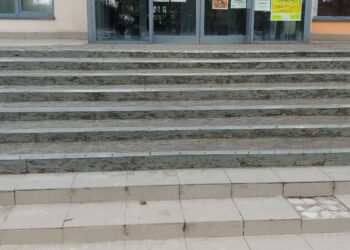 Nowa Dęba. Będą nowe schody, taras oraz podjazd dla niepełnosprawnych przy SOK