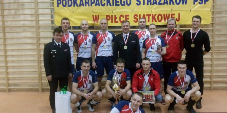 Stalowa Wola: Mistrzowski tytuł w siatkówce zdobyty przez stalowowolskich strażaków.
