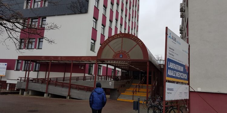 Tarnobrzeg. Środki ostrożności w szpitalu. Instytucje pracują normalnie.