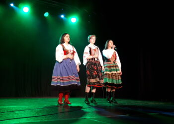 Sandomierz: Taniec współczesny i folklor na scenie Portu Kultury.